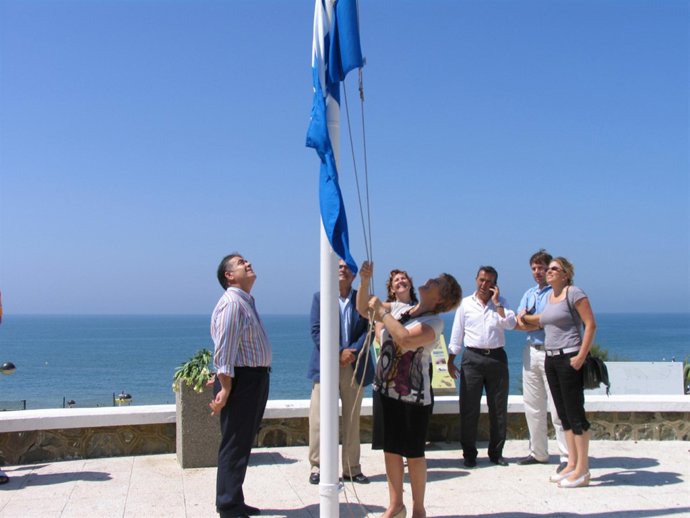Izado de la bandera azul en Matalascañas, tras la reparación del Paseo Marítimo