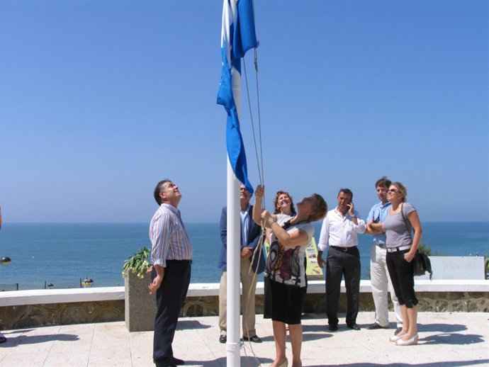 Izado de la bandera azul en Matalascañas, tras la reparación del Paseo Marítimo