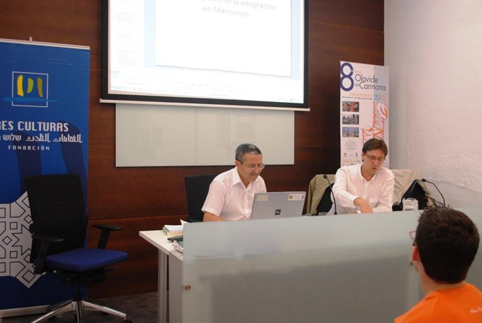 el profesor de la Universidad Mohamed V de Rabat Mokhtar El-Harras y el coordina