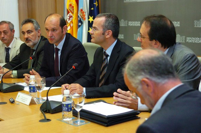 Fotografias: O Presidente Da Deputación, Rafael Louzán, Asina Un Convenio De Col