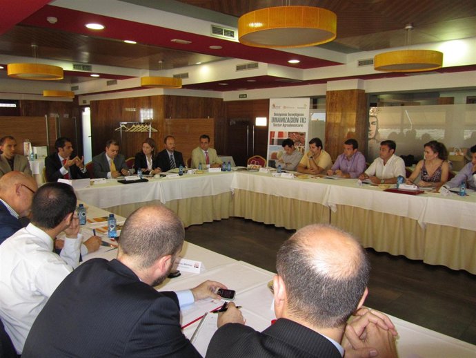 Participantes en el desayuno del sector vitivinícola