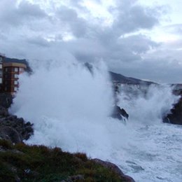 temporal, fuertes olas en castro urdiales