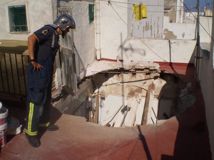 Derrumbe del techo de una vivienda en Cádiz