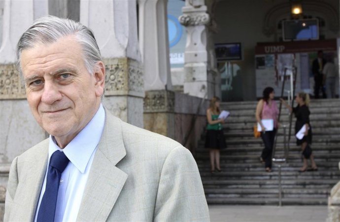 Valentín Fuster en la entrada del Palacio de la Magdalena, sede de la UIMP.