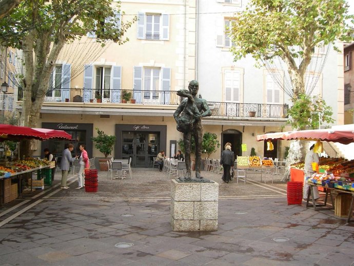 Plaza de la Iglesia con la escultura 'El hombre con cordero'