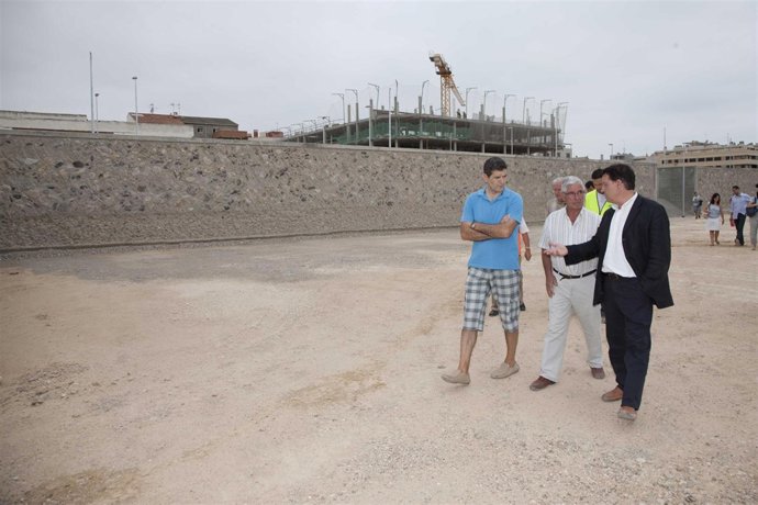 El consejero Jerónimo Blasco visita la nueva urbanización en Valdefierro
