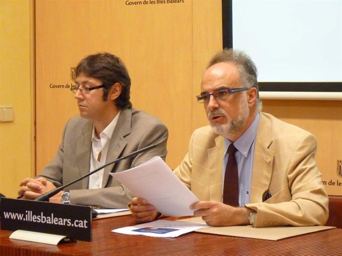 El director general de Economía, Andreu Sansó (izda.), junto a Manera (dcha.), d