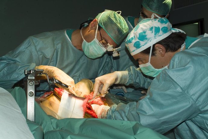 Cirujanos en un momento del trasplante de hígado
