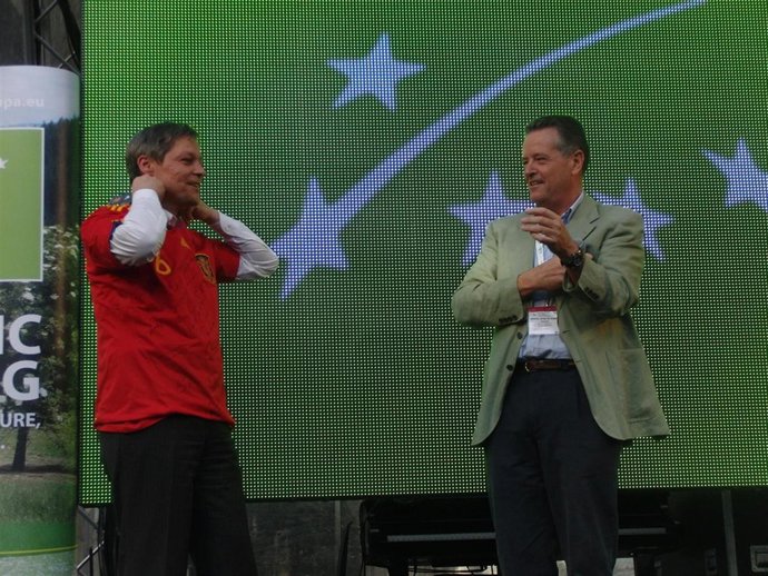 Asaja-Sevilla regala al Comisario Ciolos una camiseta de la selección española d