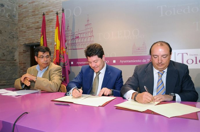El alcalde (c) durante la firma del convenio