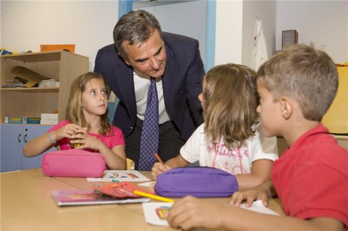 El alcalde de Majadahonda con niños de las Escuelas Educativas de Verano