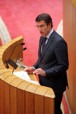 Feijóo en la tribuna del hemiciclo gallego
