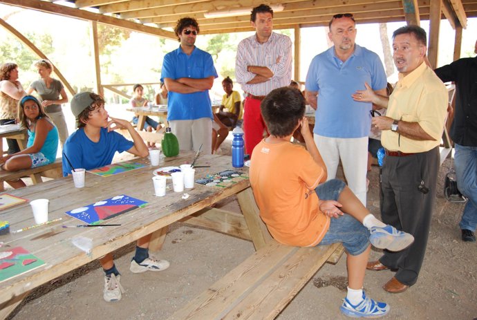 Llinàs (segundo por la dcha.), durante su visita al campamento.