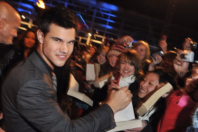 A Taylor Lautner le piden que firme unas bragas 