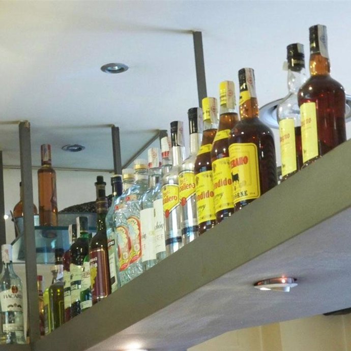 botellas de alcohol de diferentes marcas