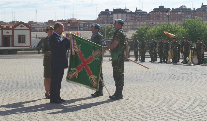 El alcalde de Valladolid impone la corbata de la capital el guión de la Unidad L