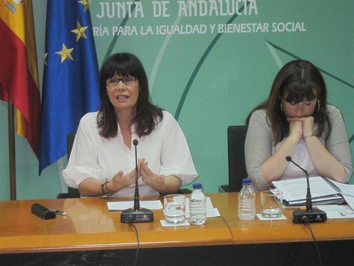 La consejera para la Igualdad, Micaela Navarro, y la directora del IAM, Soledad 