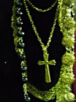 Robo de una cruz de oro a la Virgen de la Amargura de Constantina