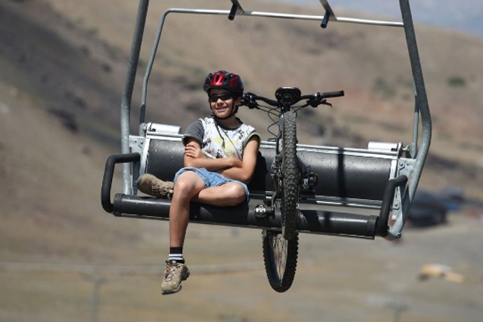 Un turista en Sierra Nevada durante el verano
