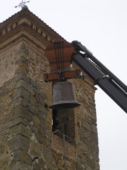 Imagen de la campana de la parroquia de San Martín de Ayegui tras su restauració