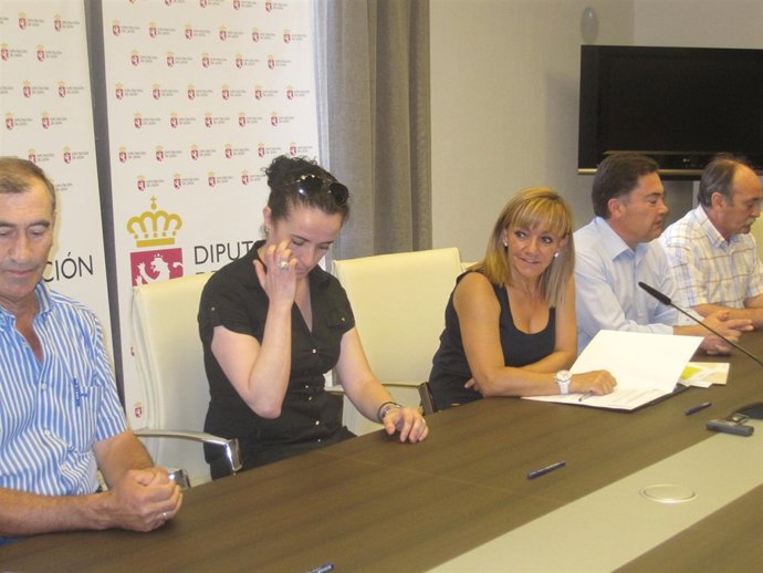 Carrasco (centro), durante la firma de los convenios.