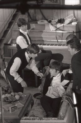Los Beatles con el piano que se subastará en Agosto