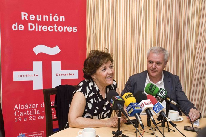La directora del Instituo Cervantes y el alcalde de Alcázar