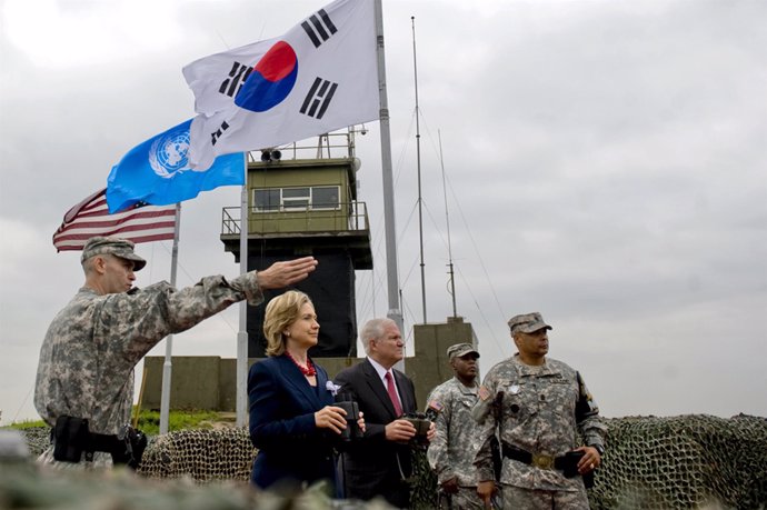Hillary Clinton y Robert Gates, de visita en Corea del Sur