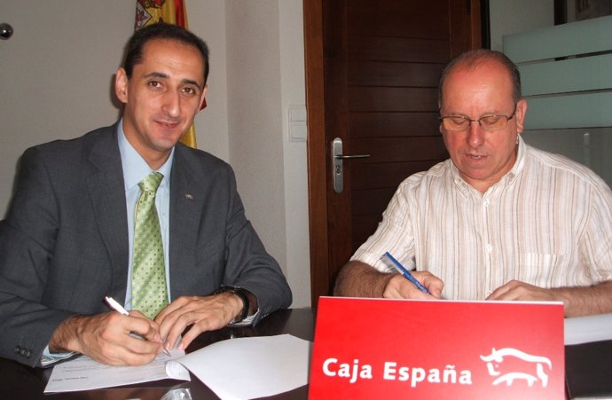 Convenio de colaboración entre Caja España y el Ayuntamiento de Olmedo