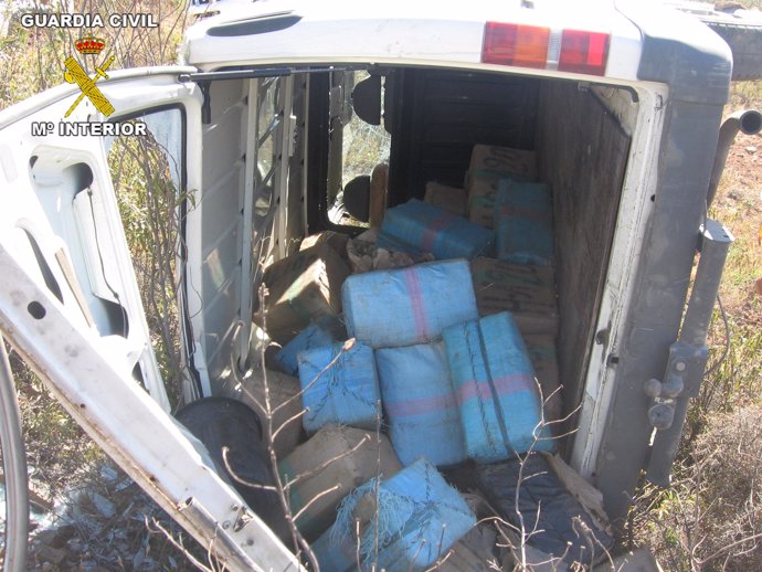 Imagen de los 49 fardos de hachís transportados en la furgoneta de los detenidos