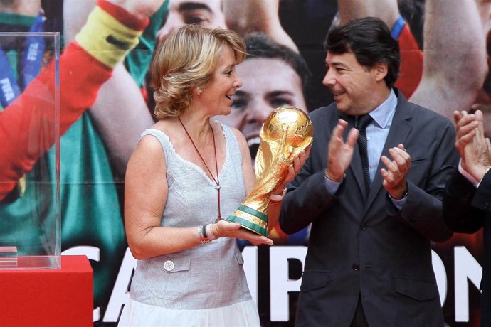 Esperanza Aguirre, con la Copa del Mundo