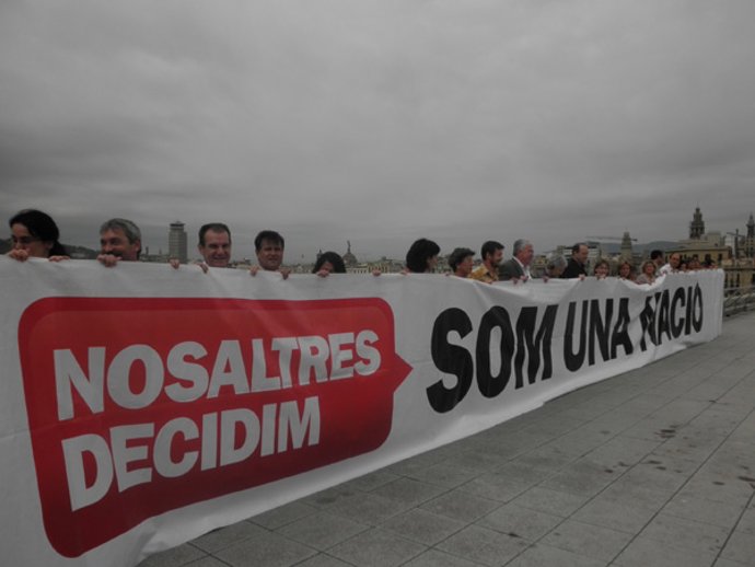 Entrega de la pancarta que encabezó la manifestación contra el TC