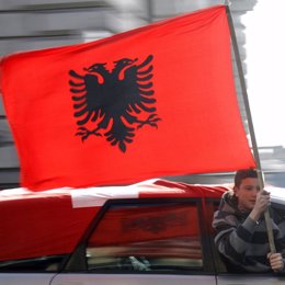 bandera indenpencia kosovo gente en la calle 