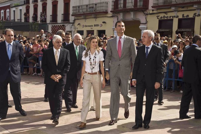 Los Príncipes junto con Barreda y el alcalde de Alcázar