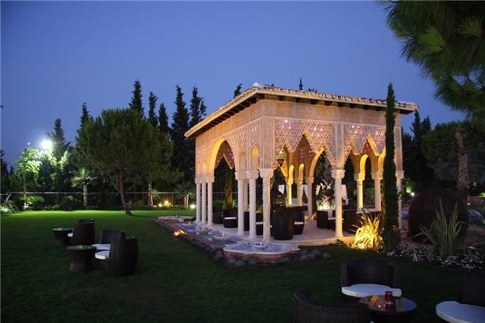 Terraza inspirada en la Alhambra del hotel club El Mirador de Alhaurín 