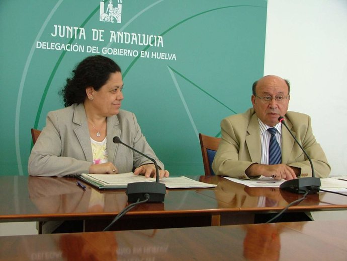 La delegada de Economía, Innovación y Ciencia, Manuela de Paz, junto al gerente 