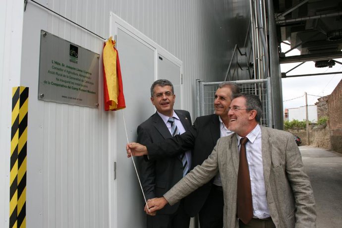 Llena destapa la placa commemorativa con el alcalde de Maials i el president de 