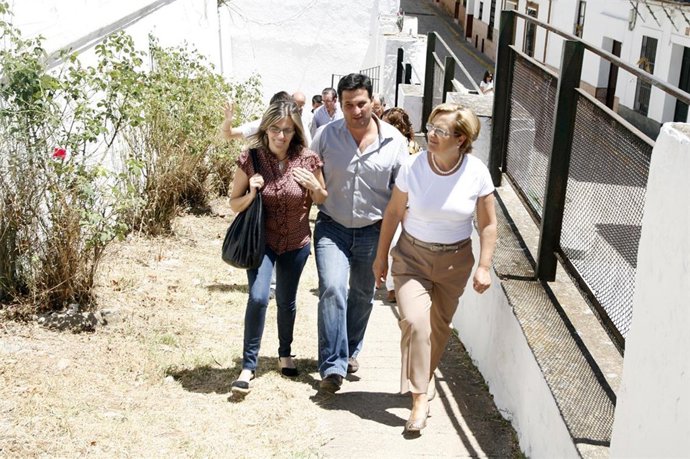 La presidenta de la Diputación, Petronila Guerrero, durante su visita a Alájar. 