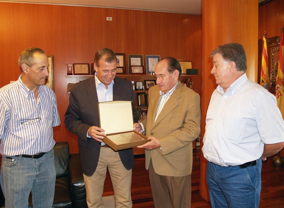 La Asociacion de Pescadores del Pirineo entrega una distinción al presidente de 