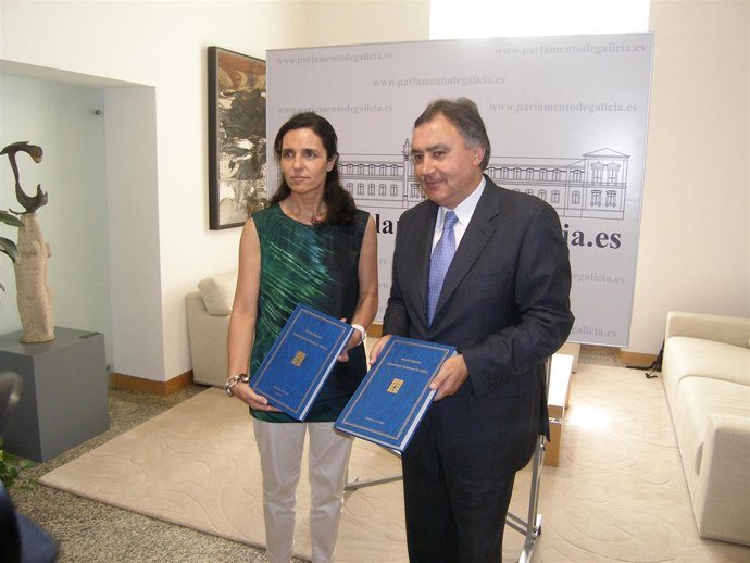O Fiscal Superior De Galicia Entrega Á Presidenta Do Parlamento A Memoria 2009 D