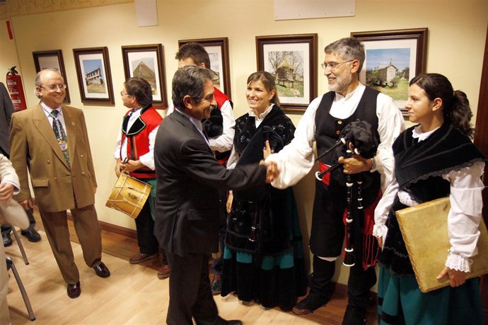Revilla con representantes del Centro Gallego de Santander