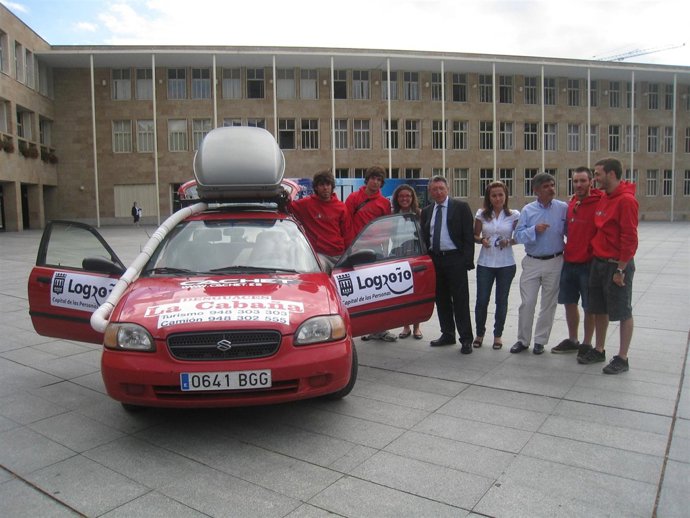 El alcalde y varios concejales despiden a los jóvenes solidarios