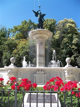 Placa conmemorativa de la rehabilitación de la Fuente de la Fama, en el Campo Gr
