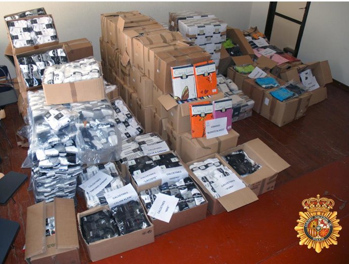 Material falsificado intervenido en Santiago.