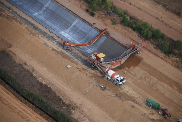 Obras de construcción del Canal Bajo de Los Payuelos (León)