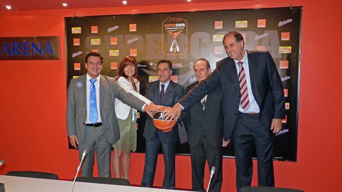 Firma de la Supercopa ACB en Vitoria
