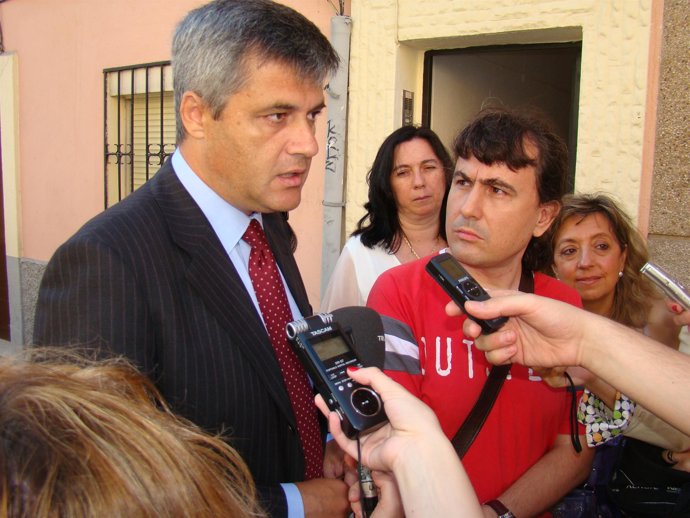 David Lucas con el hijo de los afectados