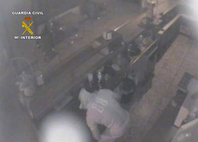 Un hombre entra a robar en un bar de Huércal-Overa ocultando el rostro con unos 