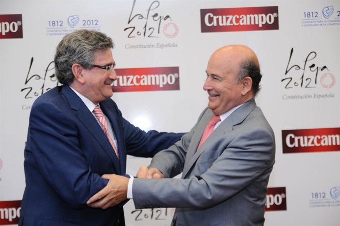 Saludo tras la firma del convenio