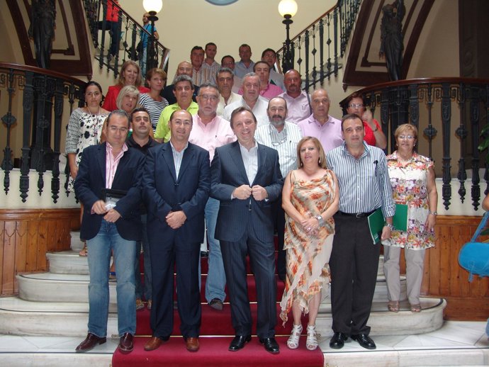 Recio, con los alcaldes a los que hace entrega de resoluciones 